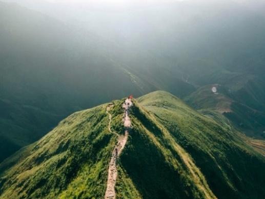 Săn mây trên 2 đoạn 'sống lưng khủng long' hùng vĩ, thách thức dân mê xê dịch